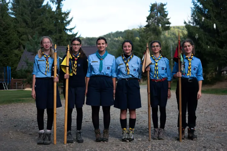 Echipă Șefilor cercetași zâmbind la cameră