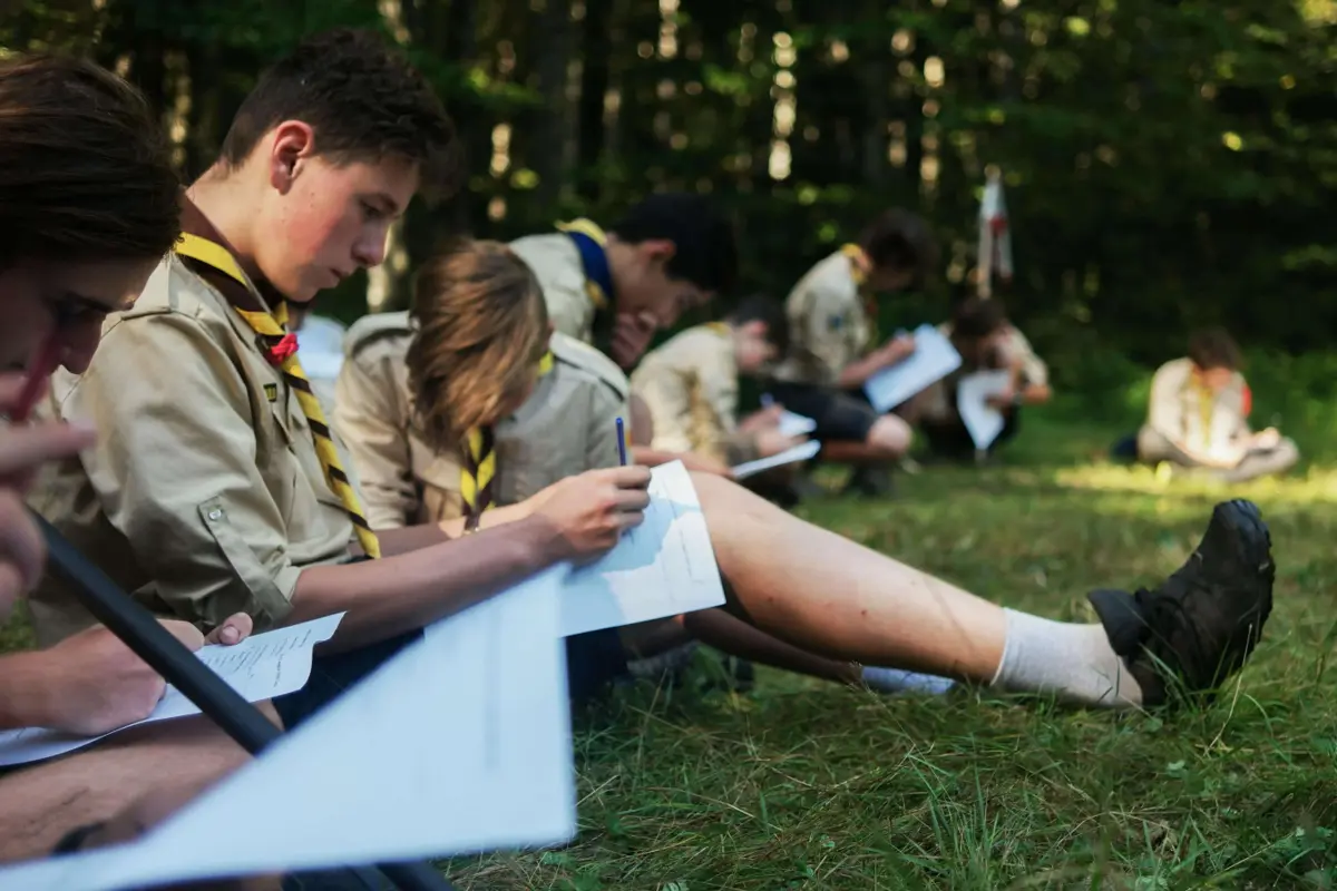 Cel mare îl ajută pe cel mic